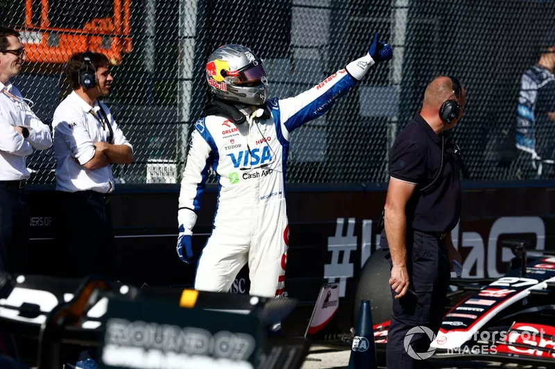 Daniel Ricciardo, Visa Cash App RB F1 Team, geeft fans duim omhoog vanaf Parc Ferme na kwalificatie