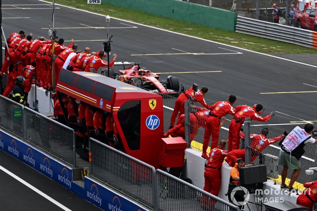 Miembros del equipo de la Scuderia Ferrari celebran el paso por meta de Charles Leclerc, Ferrari SF-24, 1ª posición.