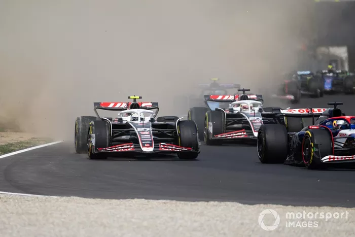 Nico Hulkenberg, Haas VF-24 lucha con Kevin Magnussen, Haas VF-24