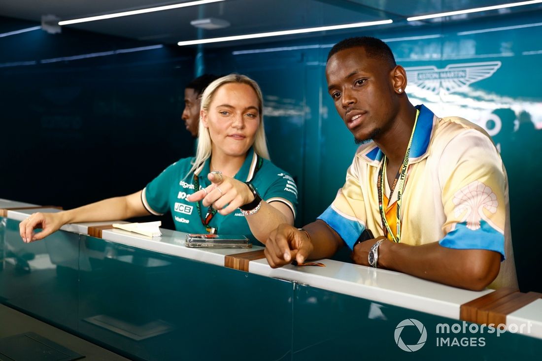 Micheal Ward i Abdel Aziz Gomes odwiedzają garaż Aston Martin 