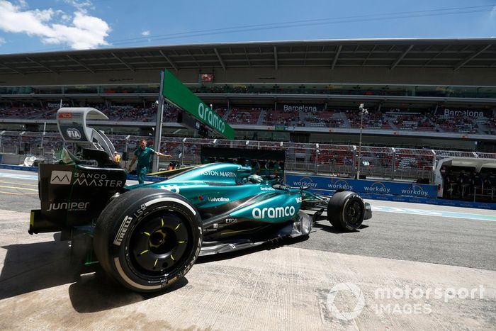 Lance Stroll, Aston Martin AMR24, sale del garaje