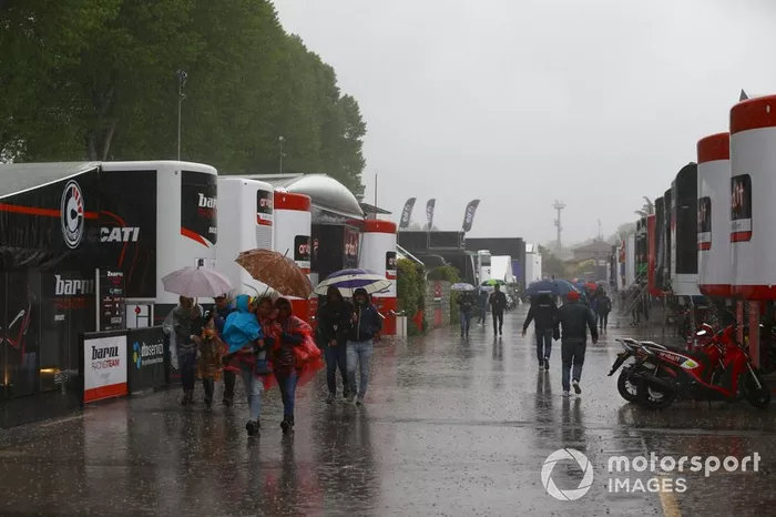 Lluvia en el  paddock