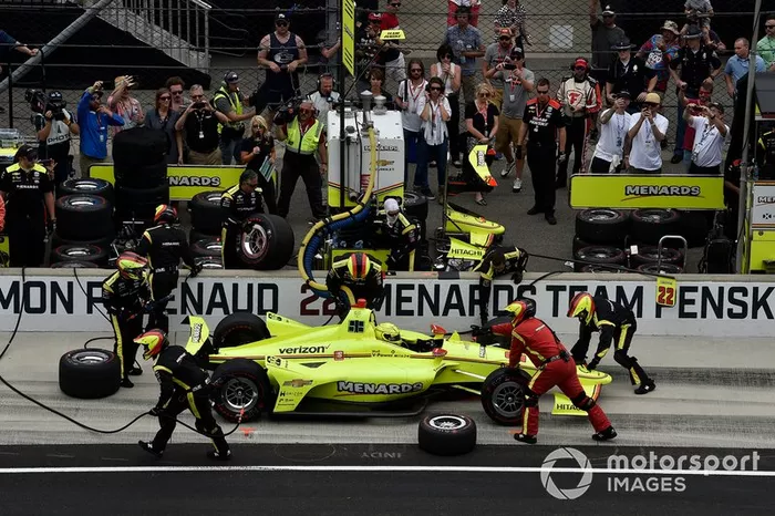Simon Pagenaud, Team Penske Chevrolet pit stop