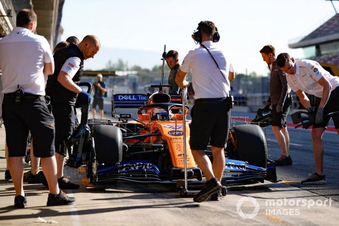 Carlos Sainz Jr., McLaren MCL34, pit stop