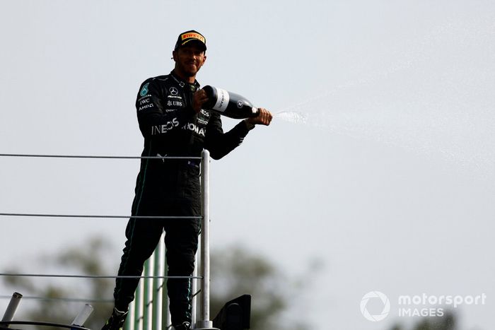 Podio: segundo lugar Lewis Hamilton, Mercedes AMG