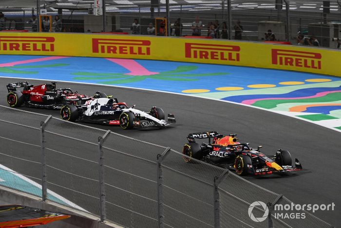 Max Verstappen, Red Bull Racing RB19, Yuki Tsunoda, AlphaTauri AT04, Valtteri Bottas, Alfa Romeo C43.