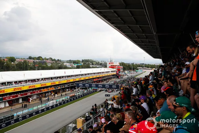 La concurrida parrilla previa a la carrera vista desde una tribuna