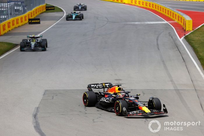 Max Verstappen, Red Bull Racing RB19, Lewis Hamilton, Mercedes F1 W14, Fernando Alonso, Aston Martin AMR23