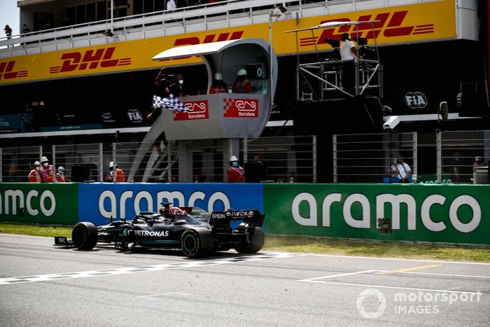 Ganador de la carrera Lewis Hamilton, Mercedes W12 cruza la meta