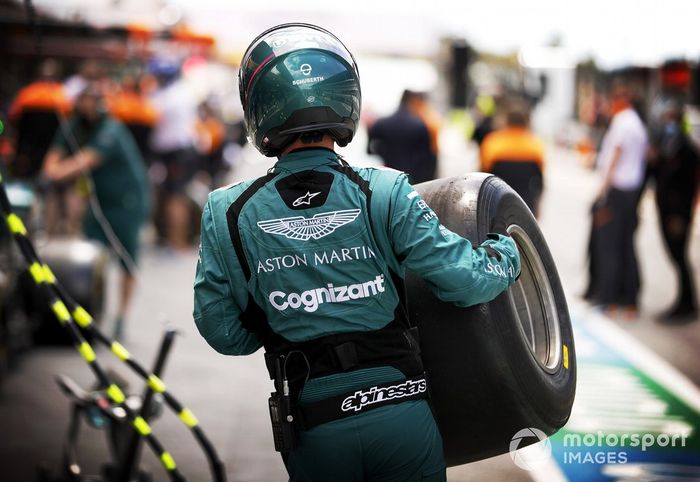 Mecánicos de Aston Martin durante la práctica de la parada en boxes