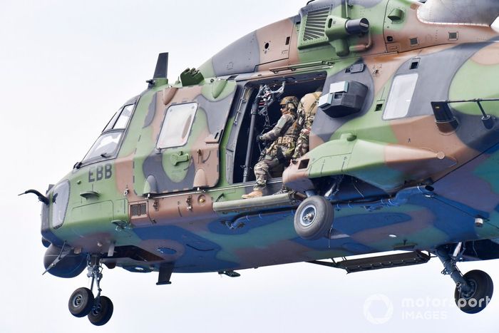 Un helicóptero NH90 TTH Caiman del ejército francés aterriza en el circuito