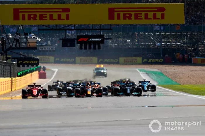Inicio de la carrera Sprint, Lewis Hamilton, Mercedes W12, Max Verstappen, Red Bull Racing RB16B, Valtteri Bottas, Mercedes W12, Charles Leclerc, Ferrari SF21