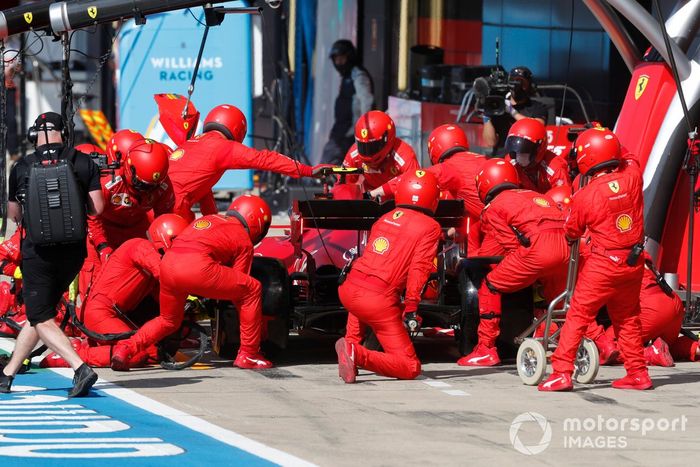 Carlos Sainz Jr., Ferrari SF21, pit stop