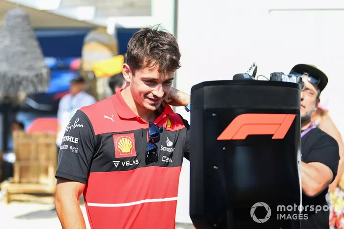 Charles Leclerc, Ferrari, llega al paddock