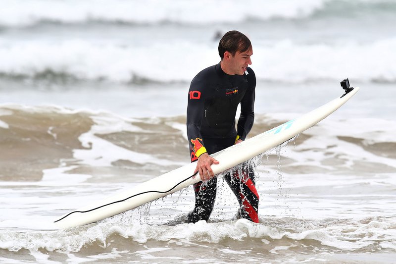 Pierre Gasly, Red Bull Racing surfeando con la leyenda del surf Mick Fanning