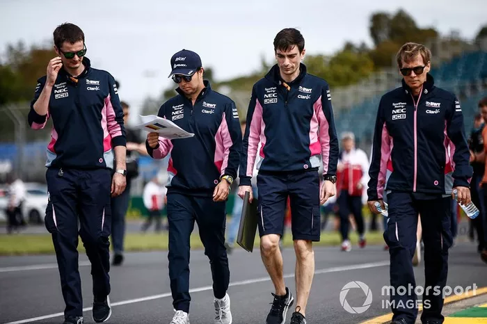 Sergio Perez, Racing Point, ispeziona il circuito con il suo team