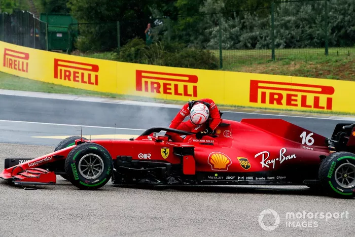 Charles Leclerc, Ferrari SF21, se baja de su coche dañado