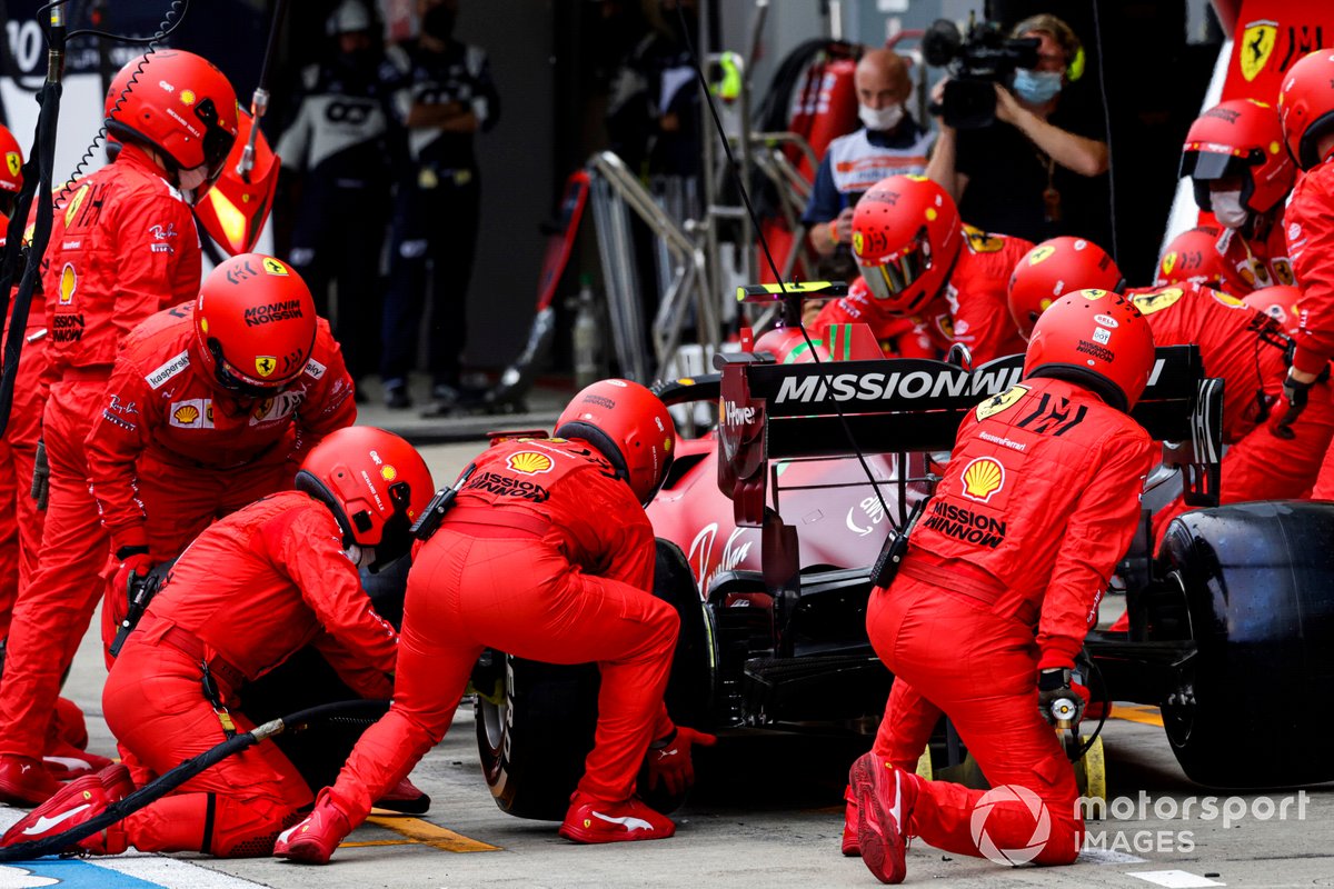 Carlos Sainz Jr., Ferrari SF21, makes a pit stop