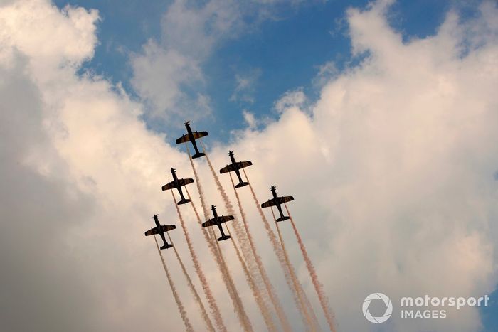 El equipo de exhibición aérea Wings of Qatar actúa para el público en sus Pilatus PC-21