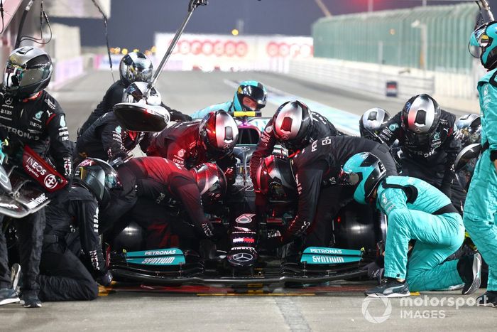 Valtteri Bottas, Mercedes W12, sufre un cambio de alerón tras un pinchazo