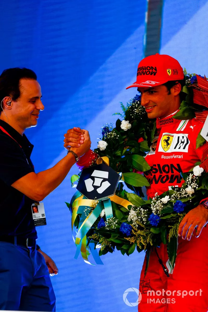 Felipe Massa si congratula con Carlos Sainz Jr., Ferrari, 3° posto