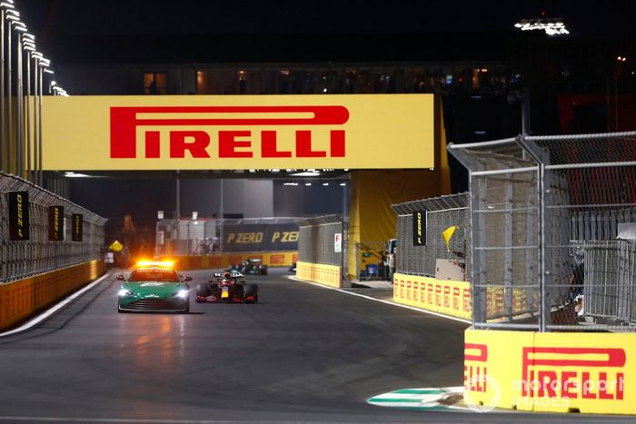 El Safety Car lidera a Max Verstappen, Red Bull Racing RB16B