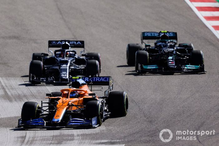 Lando Norris, McLaren MCL35M, Yuki Tsunoda, AlphaTauri AT02, y Valtteri Bottas, Mercedes W12