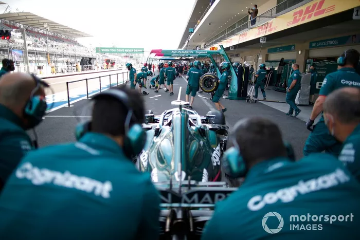 Práctica de parada en boxes de Aston Martin con el coche de Sebastian Vettel, Aston Martin AMR21