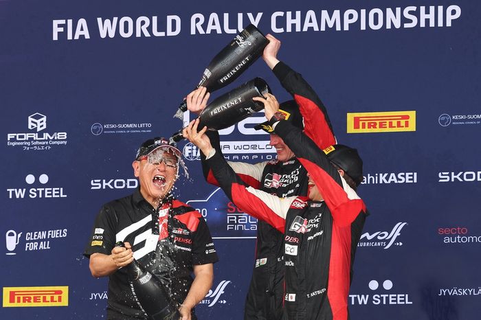 Podio: Ganadores Elfyn Evans, Scott Martin, Toyota Gazoo Racing WRT Toyota GR Yaris Rally1