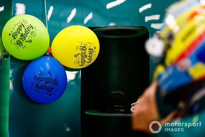 Globos en el garaje para Fernando Alonso, Aston Martin F1 Team, en su cumpleaños