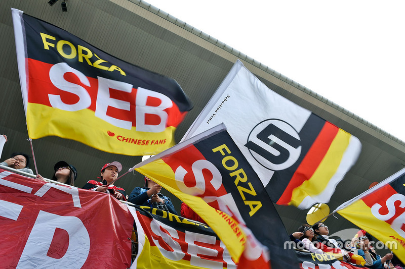 Sebastian Vettel, Ferrari, aficionados en la tribuna