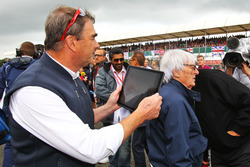 Nigel Mansell, FIA Steward on the grid with Bernie Ecclestone,