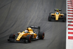 Кевин Магнуссен, Renault Sport F1 Team RS16 едет впереди Джолиона Палмера, Renault Sport F1 Team RS1