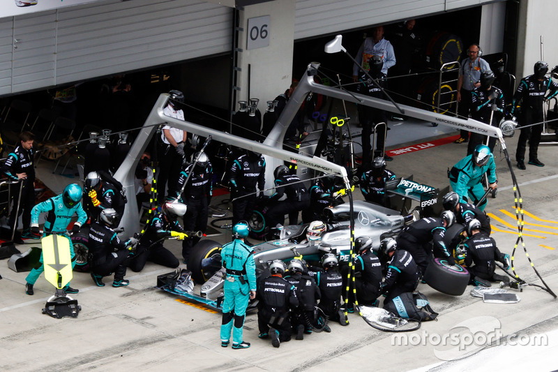 Lewis Hamilton, Mercedes AMG F1 W07 Hybrid fa un pit stop