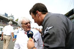 Bernie Ecclestone, con Will Buxton, presentador de televisión de NBC deportes en la parrilla