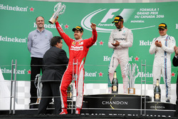 Podio: Sebastian Vettel, Ferrari, segundo lugar; Lewis Hamilton, Mercedes AMG F1 ganador de la carre