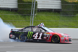 Race winner Kurt Busch, Stewart-Haas Racing Chevrolet