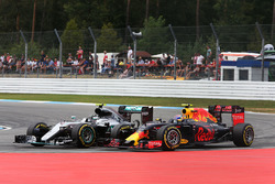 Zweikampf: Nico Rosberg, Mercedes AMG F1 W07 Hybrid; Max Verstappen, Red Bull Racing RB12