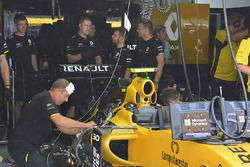 Les ingénieurs Renault vérifient la monoplace de Jolyon Palmer après l'incendie sur celle de Kevin Magnussen