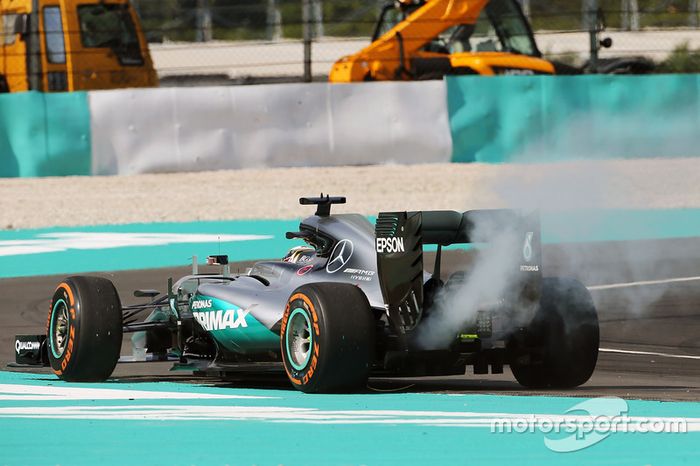 Lewis Hamilton, Mercedes AMG F1 W07 Hybrid  retirado de la carrera por problemas con el motor