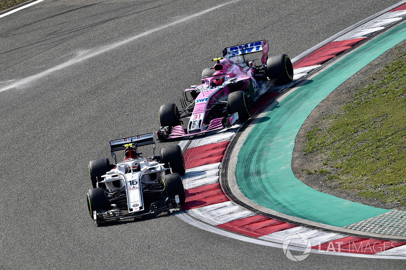 Charles Leclerc, Sauber C37 et Esteban Ocon, Force India VJM11