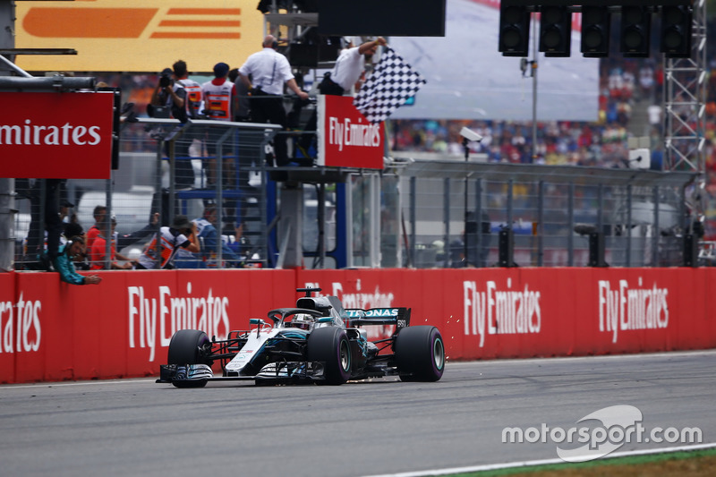 Lewis Hamilton, Mercedes AMG F1 W09 melintasi bendera finis
