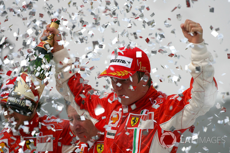 Kimi Raikkonen, Ferrari festeggia sul podio il Mondiale