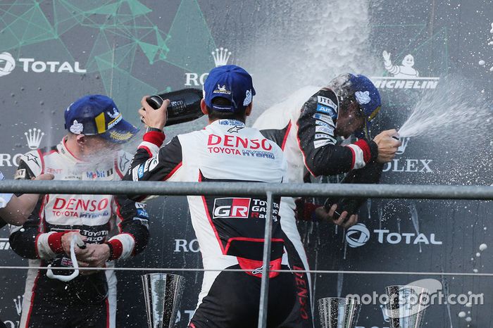 Podium: ganadores #8 Toyota Gazoo Racing Toyota TS050: Sébastien Buemi, Kazuki Nakajima, Fernando Alonso, celebran