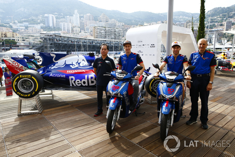 Toyoharu Tanabe, F1 Technical Director, Honda, Brendon Hartley, Toro Rosso, Pierre Gasly, Toro Rosso, Franz Tost