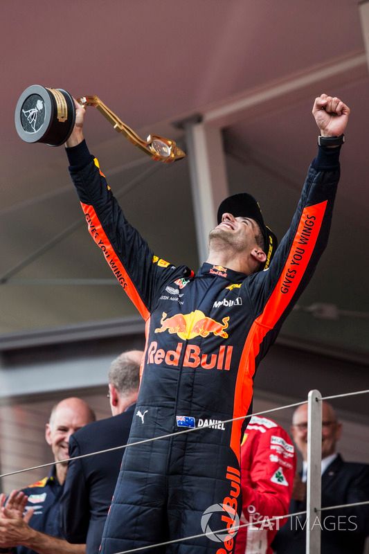 El ganador de la carrera Daniel Ricciardo, Red Bull Racing celebra en el podio con el trofeo