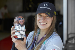 Een Mercedes-fan met een Lewis Hamilton-matroesjka
