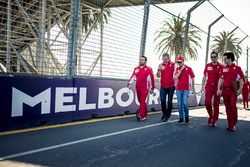Sebastian Vettel, Ferrari camina en la pista con Maurizio Arrivabene, Ferrari y Riccardo Adami, inge