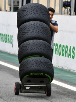 Mécanicien Scuderia Toro Rosso avec des pneus Pirelli