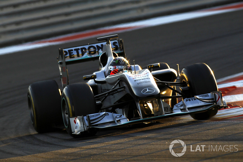 2010: un casco negro en un coche plateado